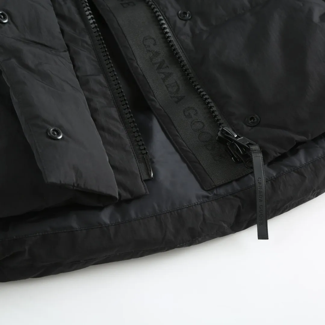 BP 4490 Big Goose Junction Puffer down vest with logo Fabric selection: The use of high-quality protective nylon fabric not only enhances the wear-resistant properties of the surface, but also takes into account wind resistance, ensuring excellent performance in various harsh weather conditions. 90 national standard high-quality white duck down: Selected high-loft down, weighing up to 180g, light and warm, with excellent temperature locking performance and good rebound properties. Three-dimensional quilting process: Precision thread reinforcement to prevent velvet drilling and ensure that the fluffy and rebound properties last as new. Details: Use polyester as the base for woven webbing, and use high-precision computer embroidery to decorate the brand letters on the webbing. The edges of the pattern are clear, the stitches are fine and even, and multiple layers of embroidery threads are stacked to enhance the three-dimensional effect. Accessories: One-to-one customized logo One-to-one customized zipper puller One-to-one customized hem elastic buckle One-to-one customized snap button SIZE: S M L Style number: 25014